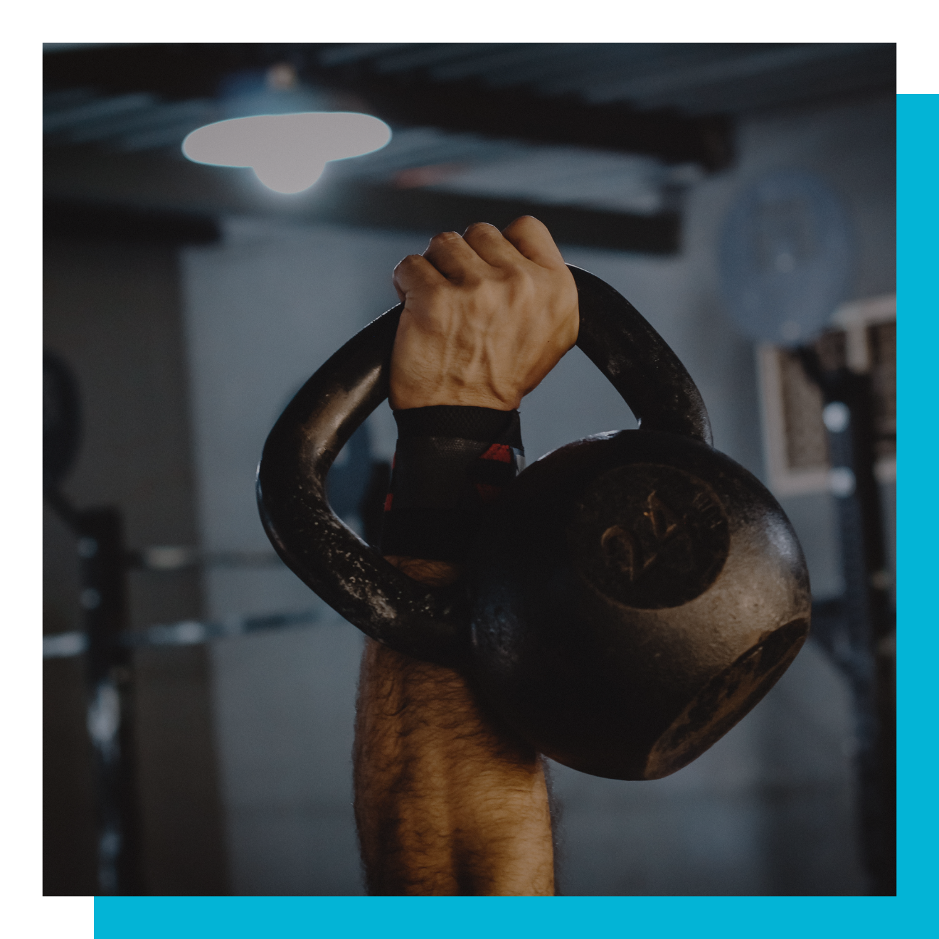 Arm mit Kettlebell bei Kraftübung in Fitnessstudio.